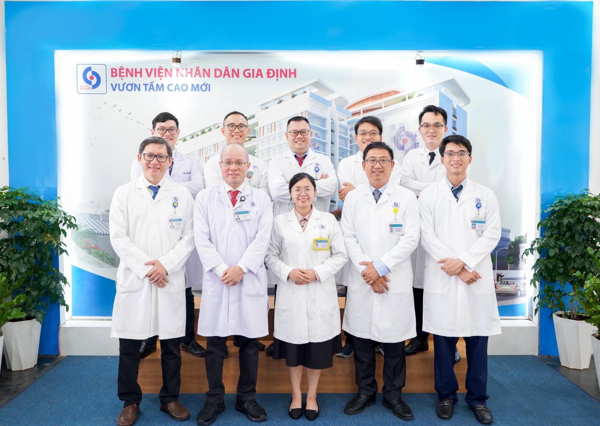 ThS.BS.CKII Đoàn Hữu Huy cùng đồng nghiệp tại Bệnh viện Nhân dân Gia Định